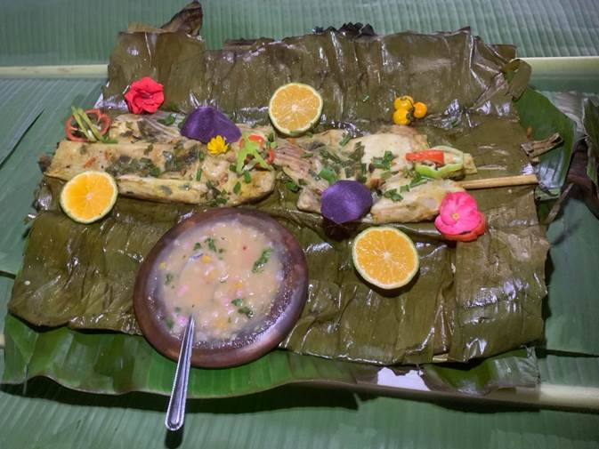 桌子上放着许多食物

描述已自动生成